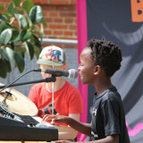 9 årige spiller keyboard og synger til Bandklubbens sommerfestival 2021