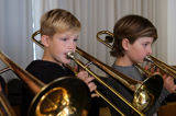 Drenge spiller trombone