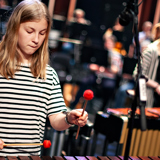 Pige spiller marimba