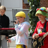 9 årige spiller keyboard og guitar og synger til Bandklubbens sommerfestival 2021