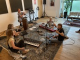 BandCamp 2021 Piger spille keyboard på gulvet i øvelokale