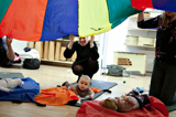 Babyer under farvet sejl