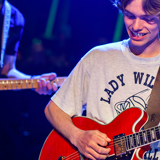 Dreng spille el-guitar