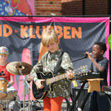 9 årige spiller guitar og synger til Bandklubbens sommerfestival 2021