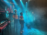Drengeband jubler på scenen til koncert på Scene 7 november 2021