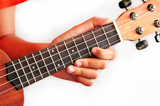 Barn spiller ukulele