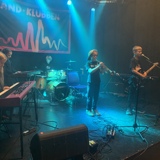 Band med trompet på scenen til koncert på Scene 7 november 2021